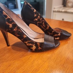 Louise et Cie black leather and animal print peep toe pumps, size 81/2.